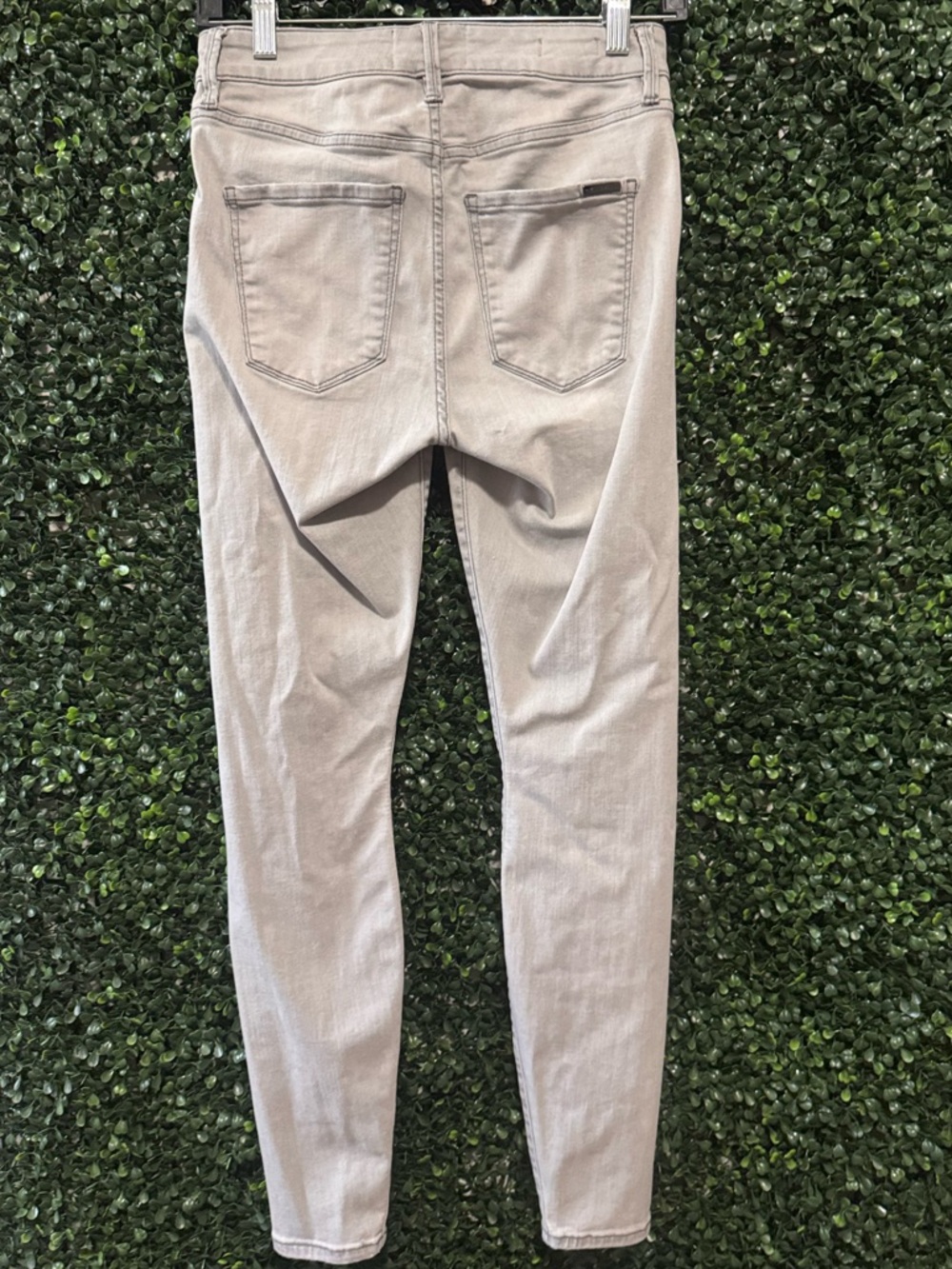 WHBM HIGH-RISE DENİM LEGGING
JEANIE DENIM IN GRAY CHARCOAL WASH - Picture 5 of 16